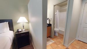 King Room with Balcony room in Flanigan`s Inn