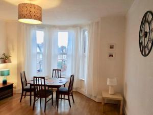 SPACIOUS 2 BEDROOM apartment with FREE PARKING - JCT 27 Cardiff side of Newport
