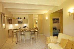 Apartment - Swimming Pool Side room in La Campagne St Lazare - Restaurant Chambres d'Hôtes Piscine & SPA