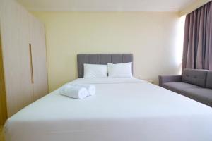 Comfy Studio Room with City View at Menteng Park Apartment By Travelio