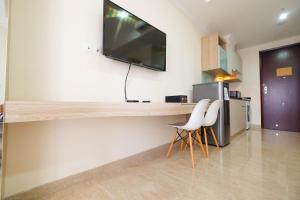 Comfy Studio Room with City View at Menteng Park Apartment By Travelio