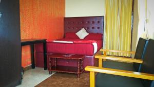 The Bowers Chalet Private Campfire & Lawn BBQ, WIFI, Breakfast Hill Top 360 degree view