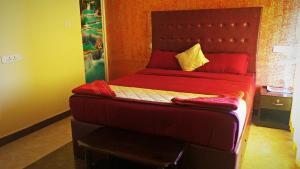 The Bowers Chalet Private Campfire & Lawn BBQ, WIFI, Breakfast Hill Top 360 degree view