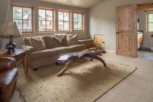 Holiday Home room in Moonlight Mountain Home | 9 Happy Trails