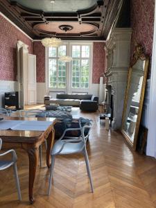 Appartements Napoleon Chateau Luxuryapartment for 18 guests with Pool near Paris! : photos des chambres