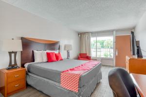 Deluxe King Suite room in Bayside Inn Pinellas Park - Clearwater