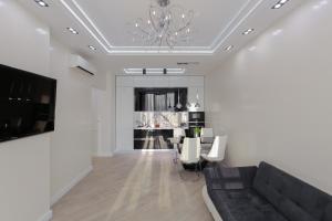 Black&White Apartment in Smart Plaza