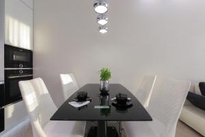 Black&White Apartment in Smart Plaza