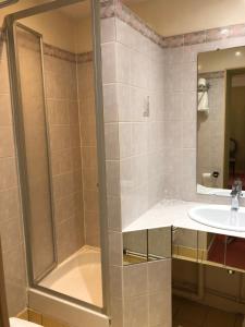 Hotels LE CABOUILLET : photos des chambres