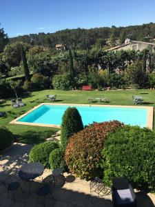 B&B / Chambres d'hotes La Bastide Tara : Chambre Double ou Lits Jumeaux - Vue sur Piscine