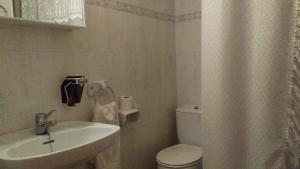 Standard Twin Room room in Hostal Mari Loli