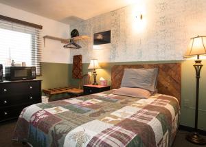 Double Room with Private Bathroom room in FireWeed RoadHouse