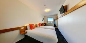 Standard Twin Room room in ibis budget Sydney Airport