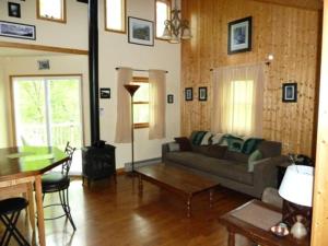 One-Bedroom Bungalow room in A Wild Woods Retreat