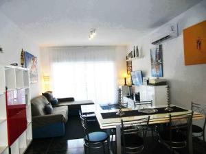 Apartamento con piscina a 150 metros playa Netflix P Video Aire Acondicionado calefacción toallas y sillas playa sombrilla 2 terrazas una sobre piscina centro ciudad 1 Smart TV por habitación