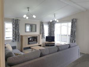 Three-Bedroom Apartment room in Home Farm Park