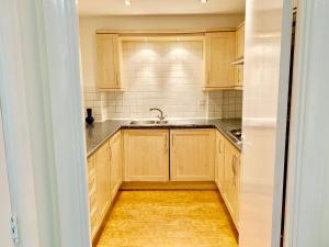 2 Bedrooms Modern Central London Apartment, Full Kitchen, 5 minutes Tube Station