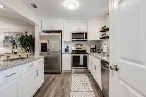 Modern + Cozy Townhome - minutes to Avalon w/king - Roswell