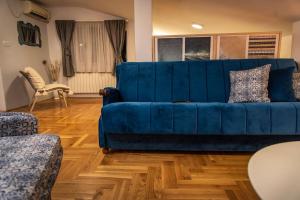 Piccolo studio Belgrade,Crveni krst