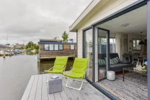 Bright and Comfortable Houseboat - Langeraar