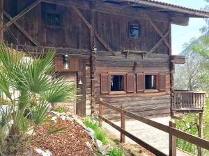 KNOTTN HÜTTL Historisches Bauernhaus ganz für euch in ALLEINLAGE in SÜDTIROL eine Zeitreise sowie Rückzugsort in den Bergen mit privater Gartenterrasse ideal für Kleingruppen Freunde und Familien mit Hund Ski-und Wandergebiet in der Nähe