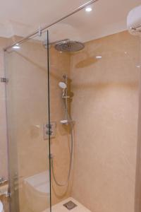 Gemini Continental, Hazratganj