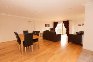 Two-Bedroom Apartment room in Assaroe Falls