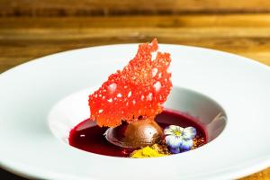 Golden Crown - Levin Iglut