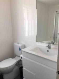 Cozy 3BR Townhouse in Liverpool CBD with parking