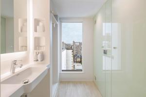Premium Queen room in YOTEL Edinburgh