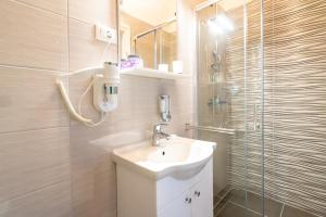 Marin Center Apartments (Amphitheatre)