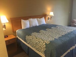 King Room - Disability Access/Non-Smoking room in Days Inn by Wyndham Hattiesburg MS