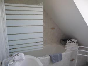 B&B / Chambres d'hotes LE BOUT DE LA VILLE : Chambre Triple Standard - Vue sur Mer