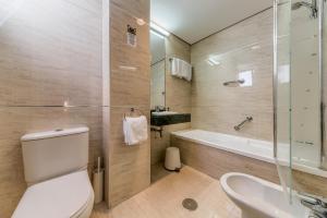 Family Room (2 Adults + 2 Children) room in Puertobahia & SPA