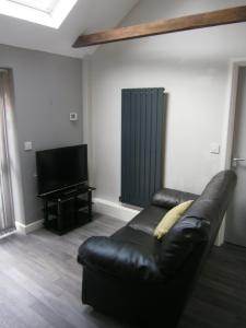 The Barn - Ilkeston - 1 Bedroom Flat, 2 Beds, Close to M1-A52 Long Eaton - Nottingham - Derby - Derbyshire - 400Mbs WiFi Free Parking!