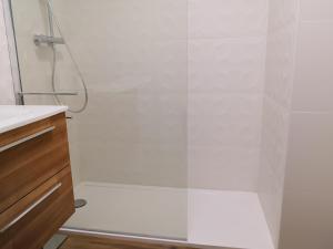 Appartements Studio moderne,parking,piscine,tennis,terrasse. : photos des chambres