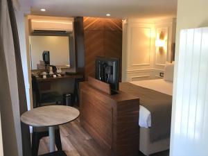 Deluxe Queen Room room in Old Port Hotel Suit