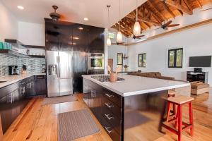 Vivaro Roatan South House