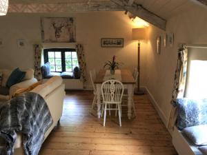 The Stable Loft, Llwynhelig Manor
