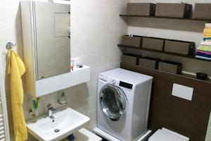 Newly built bachelor pad in outer city center