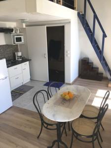 Sejours chez l'habitant beau meuble centre historique : photos des chambres