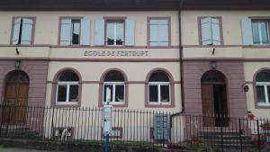Gîte L'Ecole avec terrasse en bois et vue photo 15