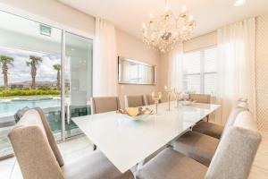 Four-Bedroom House room in Luxury Home with Themed Rooms & Air Hockey near Disney - 7699G