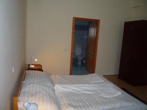 Triple Room - Disability Access room in Aba Vezér Panzió és Étterem