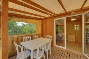 Campings Camping le Petit Liou Sites & Paysages : Bungalow avec Terrasse