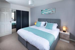 Modern and Spacious Home From Home 1 mile from M1 - with Netflix, Prime Video, PS5, free parking, superfast WiFi, BBQ - Sleeps 11 - By Brightleap Apartments