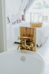 White Wall Riverfront Hotel