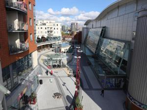 BROADWAY SUITE - Newly refurbished stylish apartment with FREE PRIVATE PARKING - Great location