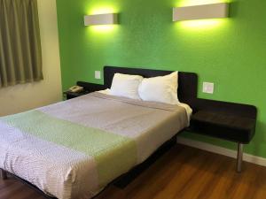 Queen Room - Disability Access room in Motel 6-Barstow CA