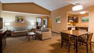Suite with One King and Two Queen Beds  room in Best Western Gaylord